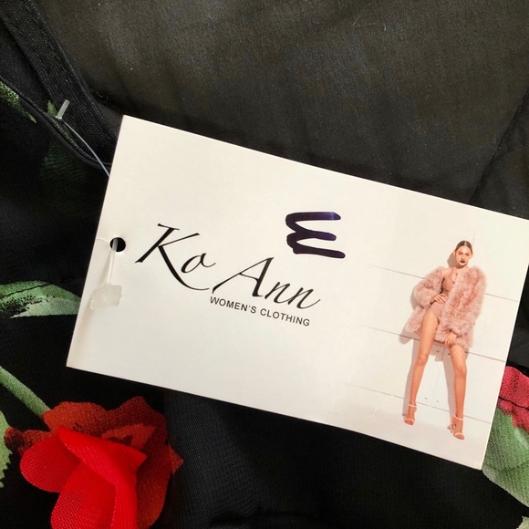 Black sleeveless dress with red roses - Picture 6 of 6